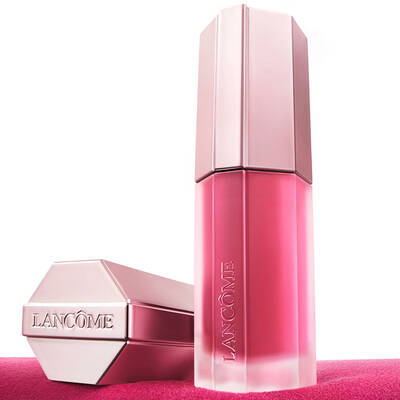 Rose gold ve pembe tonlarda Lancome Lip Idole Cuddleblur urun ambalajının yakın planı.