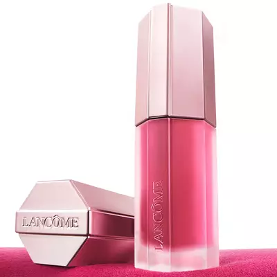 Rose gold ve pembe tonlarda Lancome Lip Idole Cuddleblur urun ambalajının yakın planı.