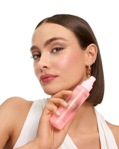 Kut ve parlak saclarıyla Lancome Idole mist tutan kadın.