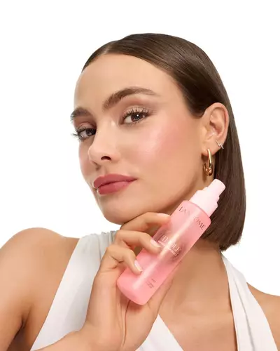 Kut ve parlak saclarıyla Lancome Idole mist tutan kadın.