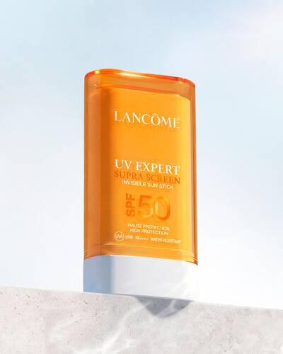 UV EXPERT SUPRA SCREEN INVISIBLE SUN STICK SPF 50 lifestyle packshot’ı