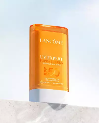 UV EXPERT SUPRA SCREEN INVISIBLE SUN STICK SPF 50 lifestyle packshot’ı