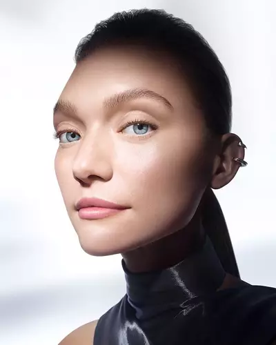 Genifique Repair Shot kampanyasının modeli