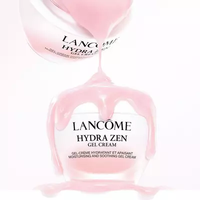 <p>Lancome ilk kez doğal kokenli Centifolia gulu ekstraktını, biyoteknoloji ile elde edilen cildi nemlendiren ve yatıştıran aktiflerle bir araya getiriyor:<br>Onceki formule kıyasla artık 10 kat daha konsantre* Hyaluronic Acid ve %97** doğal kokenli formulde kapsullenmiş Bisabolol.</p>
<p>*onceki formule kıyasla<br>**kalan %3, formulun performansına, duyusal deneyimine ve stabilitesine katkıda bulunur</p>