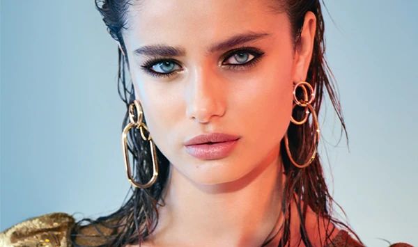 Mavi göz makyajı